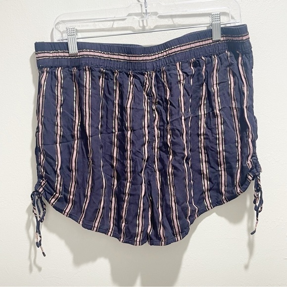 ANTHROPOLOGIE Women’s Black Metallic Stripe Ruched Side Pull On Shorts Pockets L - Picture 2 of 3